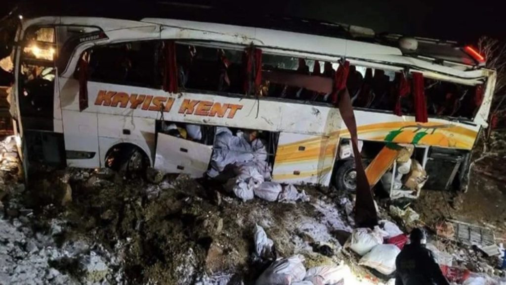 Kayseri'de yolcu otobüsü şarampole devrildi: Dört ölü, 25 yaralı
