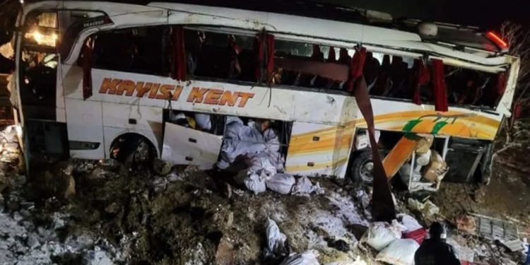 Kayseri'de yolcu otobüsü şarampole devrildi: Dört ölü, 25 yaralı