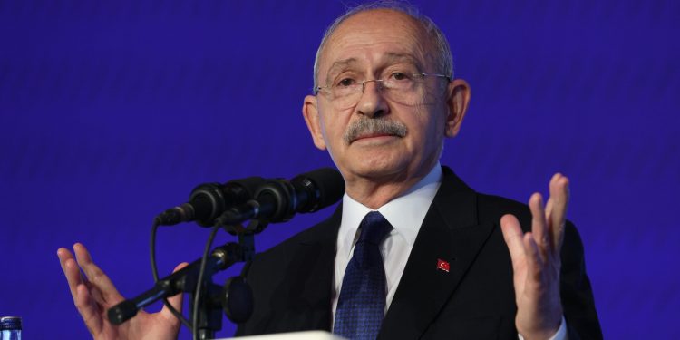 Kılıçdaroğlu, Sinan Ateş’in annesine seslendi: Oğlunuz için adalet tecelli edecek, bu iş torbacılarla kalmaz
