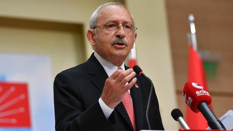 CHP Genel Başkanı Kemal Kılıçdaroğlu, Cumhurbaşkanı ve AKP Genel Başkanı Recep Tayyip Erdoğan'ın duyurduğu yüzde 25'lik memur ve emekli zammına tepki gösterdi. Sosyal medya hesabından paylaşımda bulunan Kılıçdaroğlu, “Yüzde 25 gelmiş içlerinden… Siz sadaka mı veriyorsunuz! Bu rezil artışın hesabını hepiniz vereceksiniz" dedi.