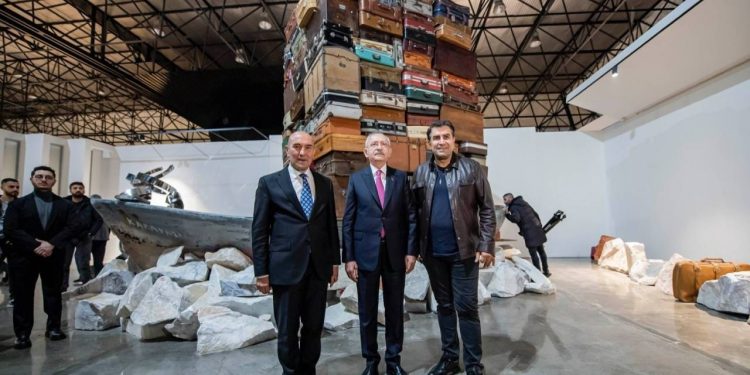 Kılıçdaroğlu'ndan sergi ziyareti