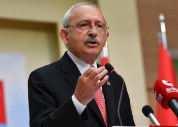 CHP Genel Başkanı Kemal Kılıçdaroğlu, Cumhurbaşkanı ve AKP Genel Başkanı Recep Tayyip Erdoğan'ın duyurduğu yüzde 25'lik memur ve emekli zammına tepki gösterdi. Sosyal medya hesabından paylaşımda bulunan Kılıçdaroğlu, “Yüzde 25 gelmiş içlerinden… Siz sadaka mı veriyorsunuz! Bu rezil artışın hesabını hepiniz vereceksiniz" dedi.