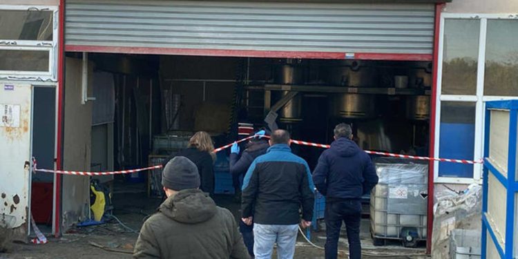 Kimyasal madde üretilen iş yerinde sızıntı: İki kişi öldü