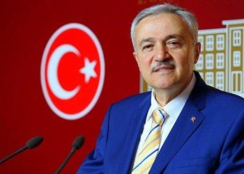 'Komünistlerde namus yoktur' diyen AKP'li vekil, 'Sensiz namussuz' diyenden şikayetçi oldu