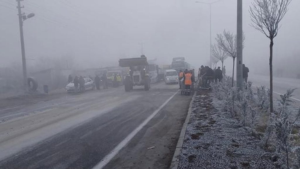 Konya'da öğrenci servisi ile iki tır çarpıştı: 20 yaralı