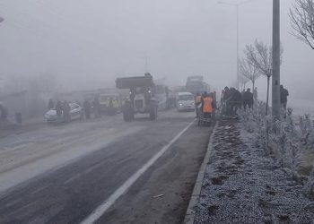 Konya'da öğrenci servisi ile iki tır çarpıştı: 20 yaralı