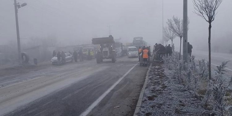 Konya'da öğrenci servisi ile iki tır çarpıştı: 20 yaralı