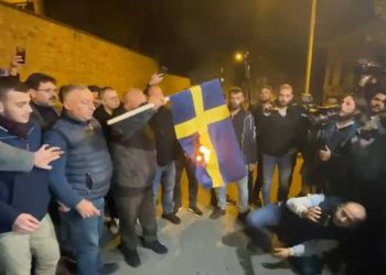 Kuran-ı Kerim yakılmasına konsolosluk önünde tepki: Bir gece ansızın Stockholm'e geliriz!