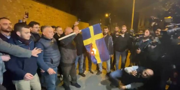 Kuran-ı Kerim yakılmasına konsolosluk önünde tepki: Bir gece ansızın Stockholm'e geliriz!