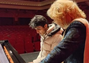 Kurye Can İnci, piyanist Gülsin Onay’ın daveti üzerine sahneye çıktı