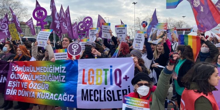 LGBTİQ+ Meclisleri'nden anayasa teklifine karşı çağrı: #TartışmasızHAYIR!