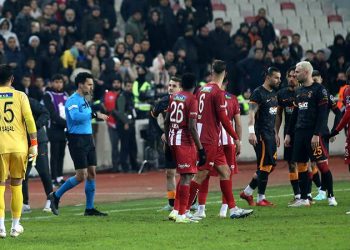 Türkiye Futbol Federasyonu Merkez Hakem Kurulu, DG Sivasspor-Galatasaray maçının VAR hakemi Özgüç Türkalp'e bundan sonra görev verilmeyeceğini açıkladı.