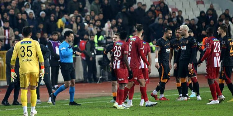 Türkiye Futbol Federasyonu Merkez Hakem Kurulu, DG Sivasspor-Galatasaray maçının VAR hakemi Özgüç Türkalp'e bundan sonra görev verilmeyeceğini açıkladı.