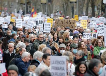 Madrid'de sağlık çalışanları, kamu sağlık hizmetlerini savunmak için gösteri yaptı