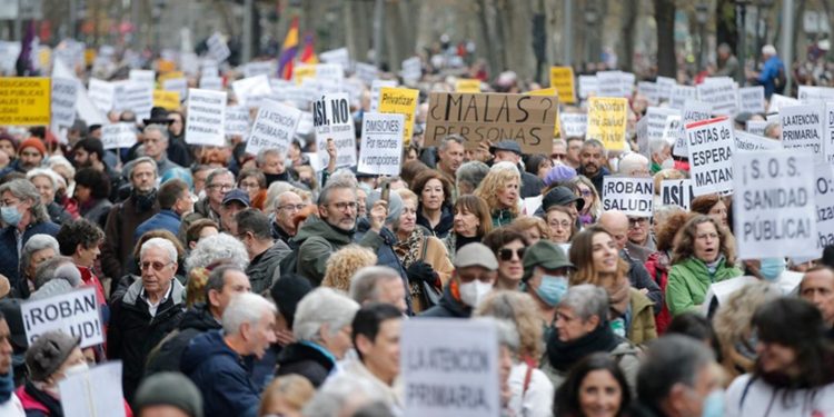 Madrid'de sağlık çalışanları, kamu sağlık hizmetlerini savunmak için gösteri yaptı