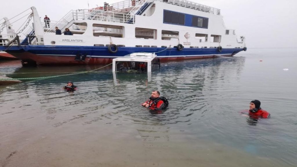 Malatya'da feribota yolcu taşıyan otobüs gölete düştü: Üç yaralı