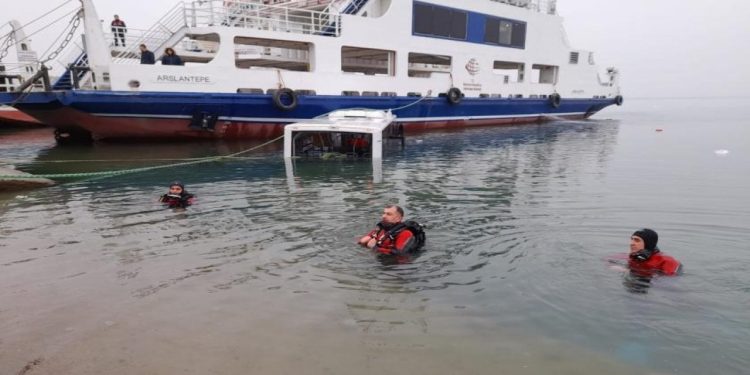Malatya'da feribota yolcu taşıyan otobüs gölete düştü: Üç yaralı