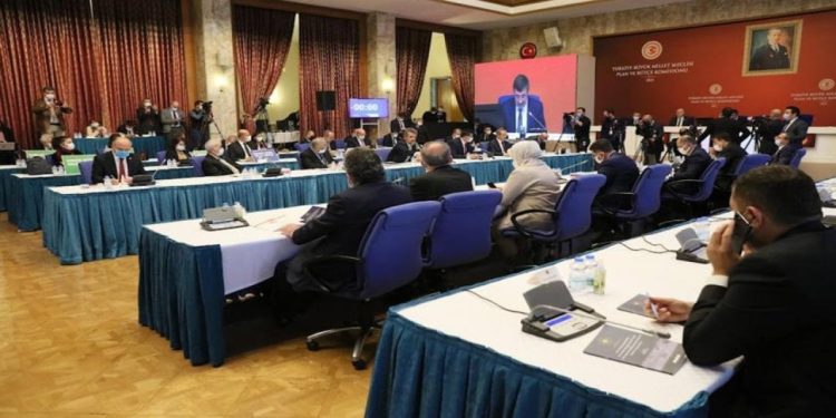 Memur ve emekli maaş artışlarını içeren teklif, komisyonda kabul edildi