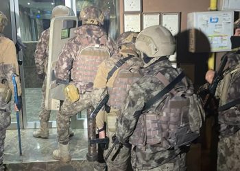 Mersin’de ağır silahlı 120 polis, öğrencilerin evini bastı: Suçlama ‘umut’ içerikli rüya mesajları paylaşmak