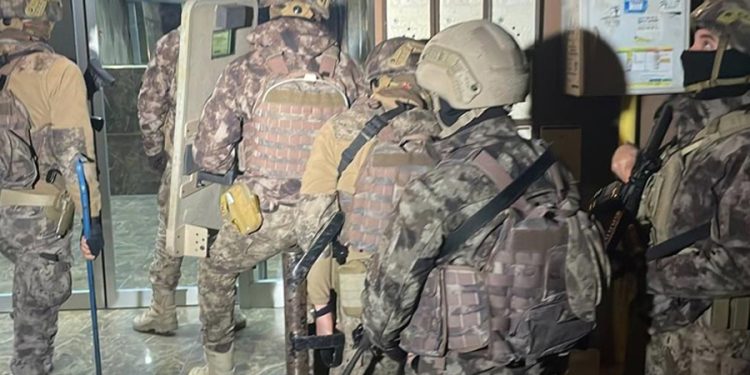 Mersin’de ağır silahlı 120 polis, öğrencilerin evini bastı: Suçlama ‘umut’ içerikli rüya mesajları paylaşmak