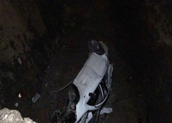 Metro inşaatı nedeniyle kazılan çukura otomobil düştü