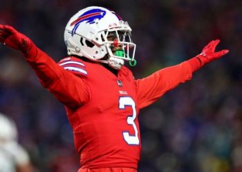 NFL yıldızı Damar Hamlin, bu hafta bir Amerikan futbolu maçında yere yığıldıktan sonra komadan çıktı ve doktorlara maçı kimin kazandığını sordu.