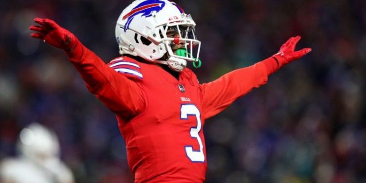 NFL yıldızı Damar Hamlin, bu hafta bir Amerikan futbolu maçında yere yığıldıktan sonra komadan çıktı ve doktorlara maçı kimin kazandığını sordu.