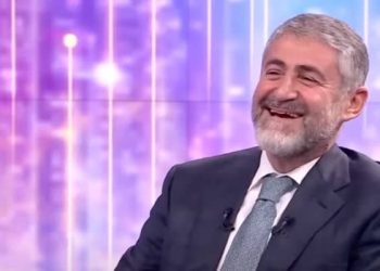Dün TL’de değer kaybı gerektiğini savunan Hazine ve Maliye Bakanı Nureddin Nebati, bir ay önce dövizin ‘optimal’ noktaya yakın olduğunu belirtmiş ve ihracatçıya parmak sallamıştı.