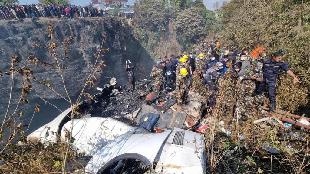 Nepal'de 72 kişiyi taşıyan yolcu uçağı düştü