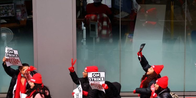 New York'ta 7 binden fazla hemşire greve gitti