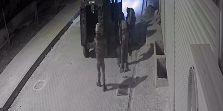 Nusaybin'de polis şiddeti: Yöresel kıyafet giyen iki genç darbedildi