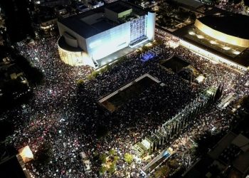 On binlerce İsrailli, Netanyahu hükümetini protesto etti