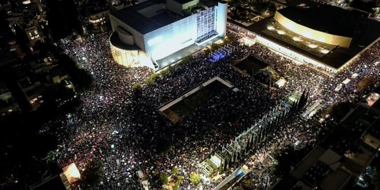 On binlerce İsrailli, Netanyahu hükümetini protesto etti