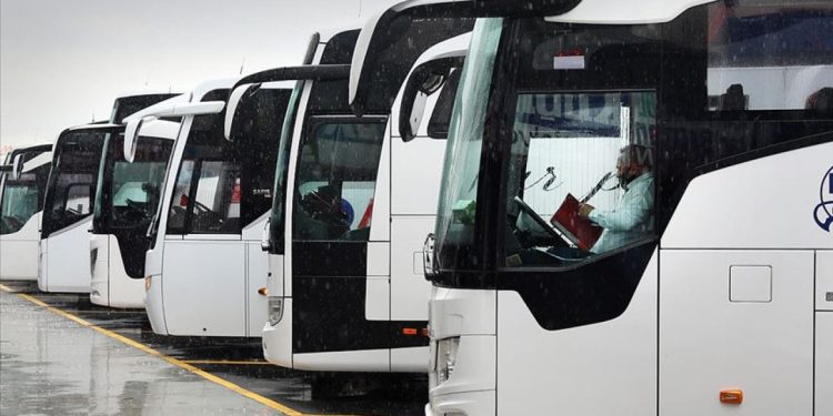 Otobüs şoförlüğünde ehliyet yaş sınırı düşürüldü