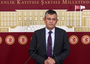 CHP Grup Başkanvekili Özgür Özel, Cumhurbaşkanı Tayyip Erdoğan’ın adaylığının hukuka uygun olmadığını belirterek, bunda ısrar edilmesi durumunda Yüksek Seçim Kurulu’na (YSK) başvuracaklarını söyledi.
