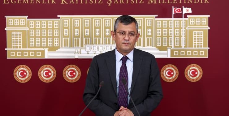 CHP Grup Başkanvekili Özgür Özel, Cumhurbaşkanı Tayyip Erdoğan’ın adaylığının hukuka uygun olmadığını belirterek, bunda ısrar edilmesi durumunda Yüksek Seçim Kurulu’na (YSK) başvuracaklarını söyledi.