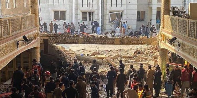 Pakistan'da camide patlama: En az 47 ölü