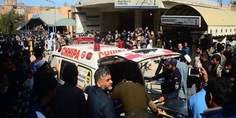 Pakistan'da camiye düzenlenen intihar saldırısında ölü sayısı 72'ye yükseldi