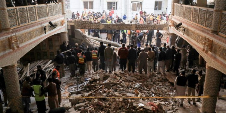 Pakistan'da camiye intihar saldırısında ölü sayısı 88'e yükseldi