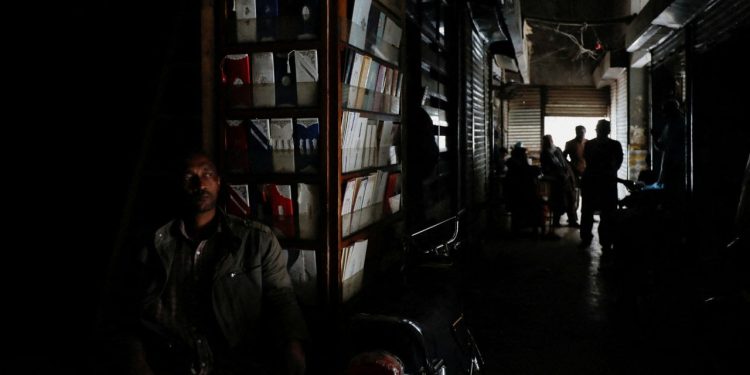 Pakistan'da devasa kesinti: On milyonlarca kişi elektriksiz kaldı