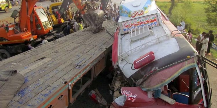 Pakistan'da peş peşe iki faciada en az 51 kişi öldü