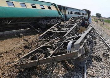 Pakistan’da yolcu trenine bombalı saldırı: 18 kişi yaralandı