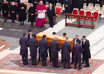 Papa 16'ncı Benediktus için Vatikan'da cenaze töreni düzenleniyor