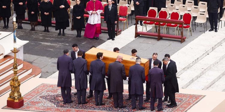 Papa 16'ncı Benediktus için Vatikan'da cenaze töreni düzenleniyor