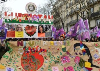 Paris'te binlerce Kürt 10 yıl önceki katliamın yıldönümünde yürüdü