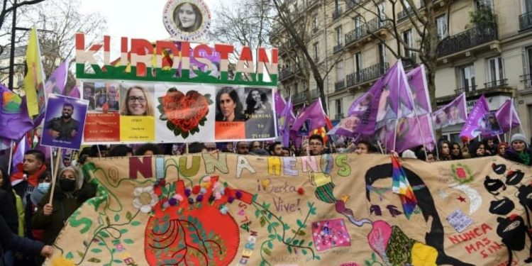 Paris'te binlerce Kürt 10 yıl önceki katliamın yıldönümünde yürüdü