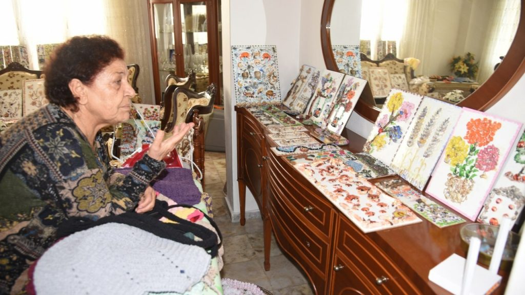 Parkinson hastası emekli öğretmen evini sanat atölyesine çevirdi