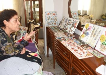 Parkinson hastası emekli öğretmen evini sanat atölyesine çevirdi