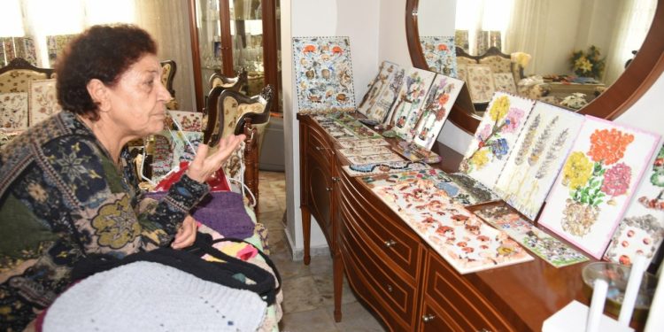 Parkinson hastası emekli öğretmen evini sanat atölyesine çevirdi