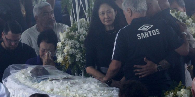 Pele'ye veda: Naaşı Santos kentine getirildi